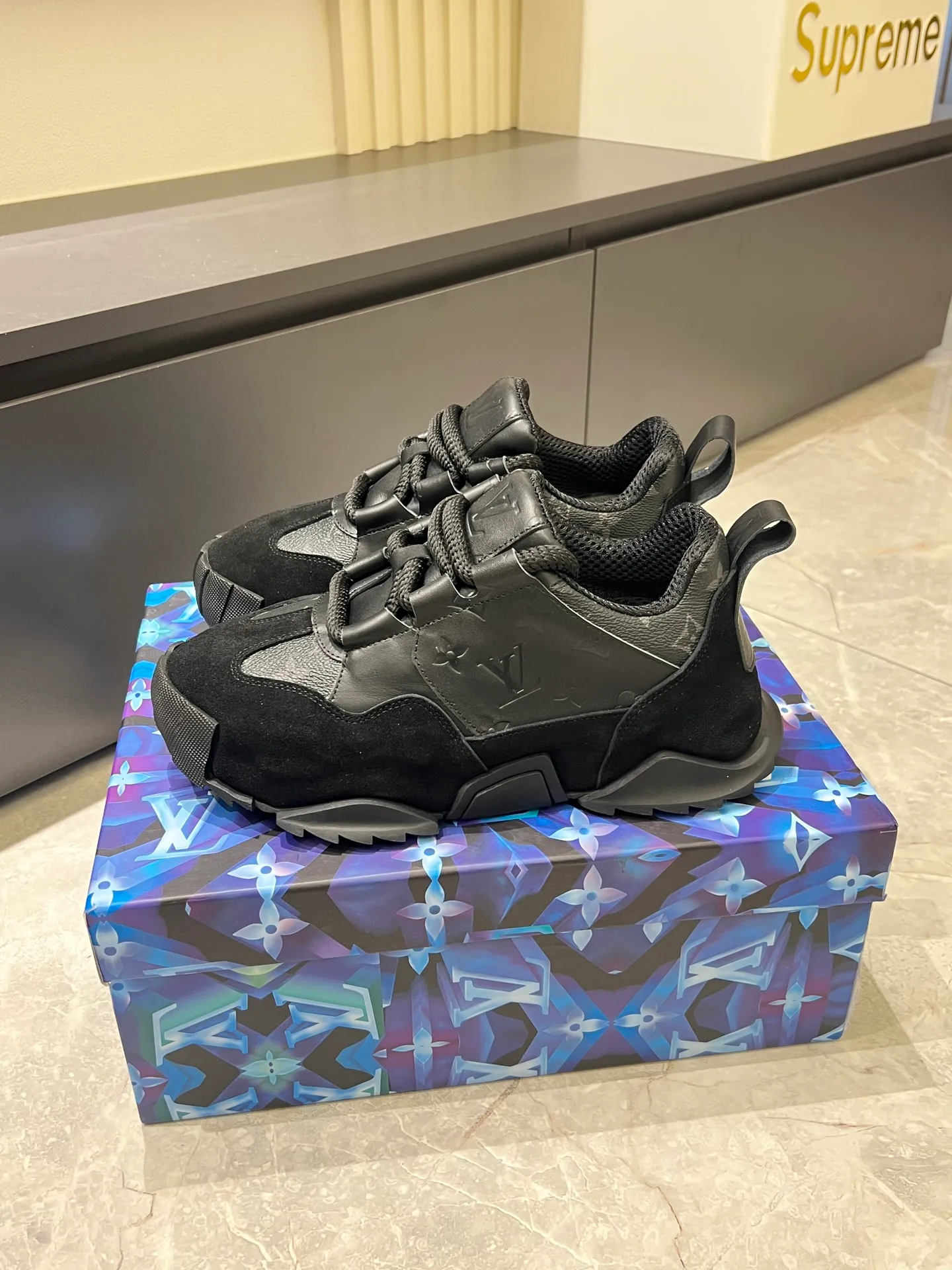 p600 "LOUI* VUITTO*" popular men's casual shoes, genuine development in Italy 💯Purchasing level quality ✔️The upper is made of first-layer cowhide, comfortable and soft sheepskin feet ⚡️ Fashionable and versatile, the toe last shape is firm and full, the soles are made from original LV molds and can be freely entered and exited the counter. Light and comfortable on the feet~Purely handmade, details determine quality! Size:39-44!